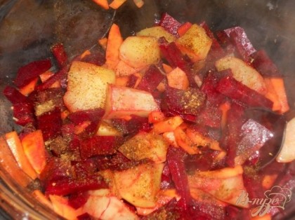 Крупно нарезать свеклу, морковь, картофель кубиком, а лук мелко, обтушить прямо в кастрюле в масле, посолить и добавить специи по вашему вкусу.