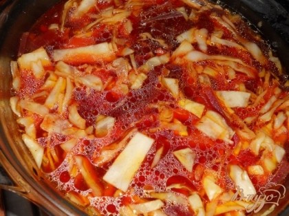 Добавляем томаты в собственном соку, пропушенные через блендер, посолить еще если нужно, варим еще 3 минуты, отключаем.