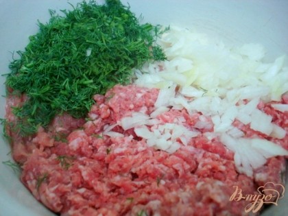 Мелко нарезаем лук и зелень и добавляем к мясу.