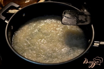 Разогреть духовку до 210 г. Поставить в духовку противень, чтобы он нагрелся. Картофель почистить и натереть на терке или в фудпроцессоре. Залить горячей водой, чтобы картофель прикрывало, закрыть крышкой и варить примерно 10 мин.