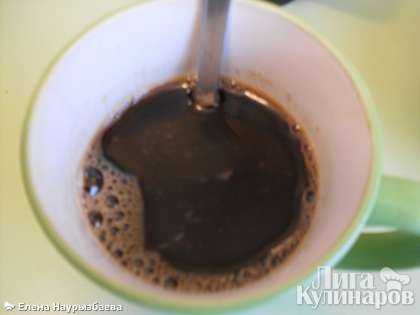 Кофе залить кипятком (чтобы стакан был неполный), добавить сахар по вкусу