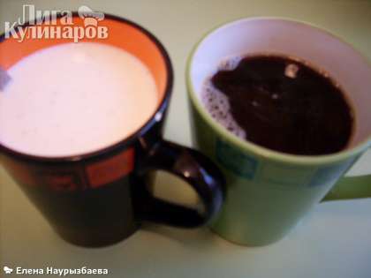 Полпорции разведенного желатина влить в сливки, а половину в кофе. Нагреть в микроволновке до полного растворения желатина