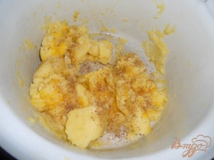 Картофельное пюре перемешать с яйцом, солью и кориандром(картофельное пюре должно быть потолченное со сливочным маслом 40 г).
