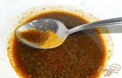 Для приготовления соуса, мед смешать с соевым соусом до однородности. Добавить приправу карри и сок половины лимона. Еще раз тщательно перемешать.