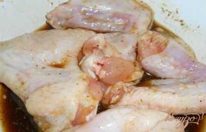Куриные крылышки помыть и обсушить при помощи бумажного полотенца. Затем выложить в приготовленный соус, перемешать и поставить в холодильник на 3-4 часа.