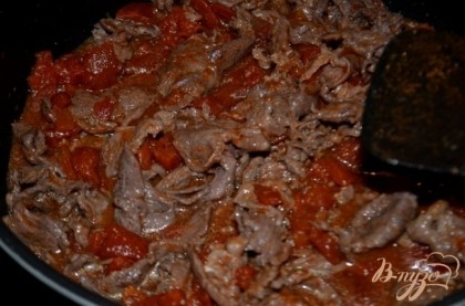 Добавить томатов банку с соком к мясу.Перемешать.Закрыть крышкой и готовить 10 мин(филе готовится быстро).