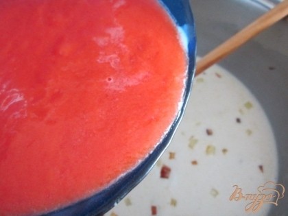 Консервированные томаты спюревать, чтобы масса получилось гладкой.Вылить в кастрюльку.
