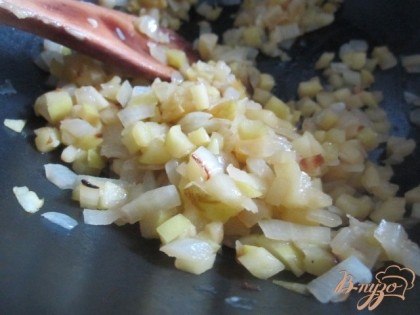 На сковороде на оливковом масле поджарить (минут 5) репчатый лук и яблоко, нарезанные мелко.