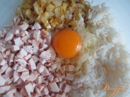 В салатник выложить отварной рис, кусочки курятины и яблоко с луком.Выбить яйцо, размешать и добавить крахмал , соль и специи. Хорошо размешать.