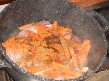 На дно сотейника или казанка налить небольшое количество масла, добавить мясо, перец и морковь и обжарить, посолить и поперчить, добавить специи по вкусу.