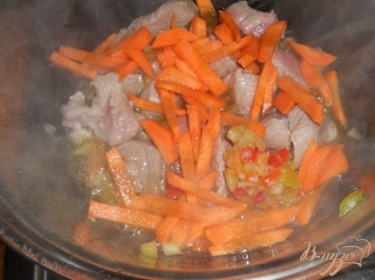 Мясо нарезать кусочками,в кастрюлю налить немного масла и добавить мясо, обтушить и добавить болгарский перец и нарезанную соломкой морковь, тушить 5- 7 минут, посолить и поперчить.