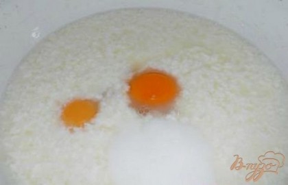 В кислое молоко вбить яйца, добавить соль, соду и хорошо перемешать.