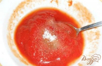 В томатную пасту добавить 3-4 ст. ложки воды, соль, перец, сахар и уксус по вкусу. Перемешать.