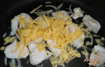 Обжарить еще с луком минуты 4. Сыр натереть на терке и всыпать в сковороду, перемешать. Сыр должен расплавиться.