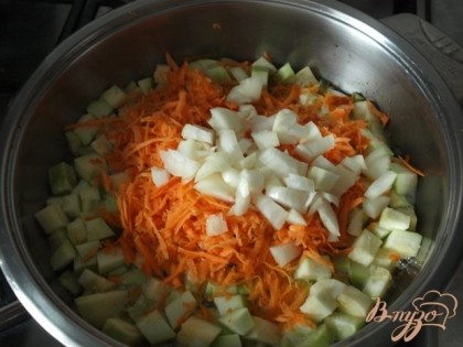 Берём сковороду с толстым дном. Наливаем на сковороду растительное масло. Режем кубиками кабачок, морковь трём на крупной тёрке и шинкуем кубиками лук. Разогреваем слегка масло и выкладываем кабачки, затем морковь и сверху - лук,немного солим и обжариваем минут 5, перемешиваем. Газ временно выключаем.