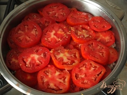 Затем режем кружочками помидоры и укладываем поверх риса.