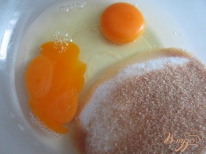 Яйца взбить с сахаром в пену. Сахар хорошо взять половину коричневого и половину обычного.