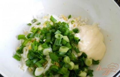 Яйца отварить вкрутую, очистить и натереть на терке. Добавить порезанный зеленый лук и майонез или сметану. Посолить и поперчить по вкусу.