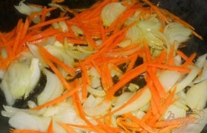 На другой сковороде обжарить на растительном масле порезанный лук и натертую морковь, посолить.