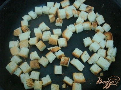 Хлеб порезать кубиками и подсушить на сухой сковороде.