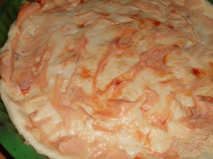 Тесто распределить по форме, смазать томатным соусом смешанным с половиной майонеза.