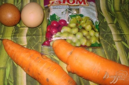 Морковку и яйца потереть на мелкой терке, изюм запарить на 15 мин. Сыр потереть на крупной терке.