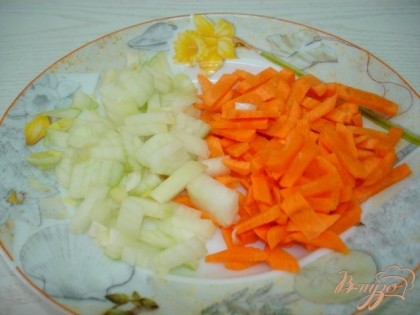 Лук и морковь мелко порезать и поставить жариться на растительном масле..