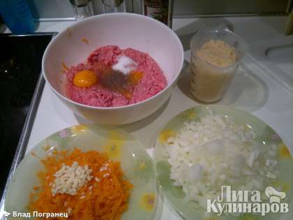 Потер морковь на терке, лук мелко порезал. Промыл рис и залил горячей водой на 2 минуты. Добавил яйца, соль и перец по вкусу.