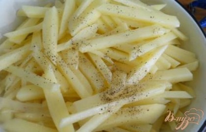 Картофель очистить и порезать длинными брусочками. Поперчить, полить растительным маслом, перемешать и оставить на 15 минут.