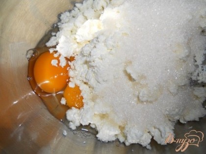 Творог смешать с яйцами, посолить, добавить сахар и перемешать, всыпать муку ,перемешать, сформировать шарики.