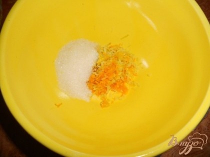 Натереть цедру апельсина и лимона, перемешать с ванильным сахаром.