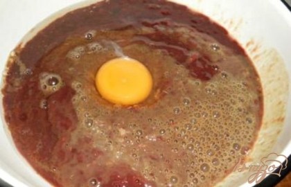 Печень и лук перекрутить на мясорубке или измельчить в блендере. Добавить яйцо.