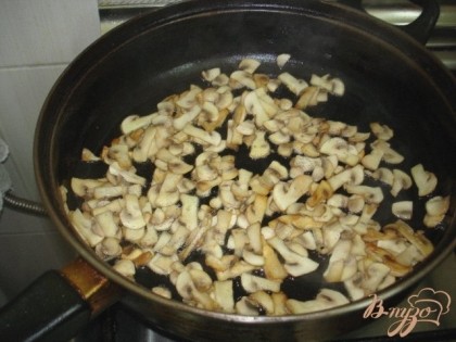 Хорошо, до лёгкого дымка разогреваем на сковороде растительное масло и опускаем в него грибы. Быстро обжариваем и снимаем с плиты. Перекладываем на тарелку.