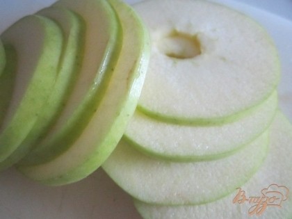 У яблок вынуть середину и нарезать тонкими кружочками.
