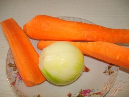 Подготавливаем лук, морковь.
