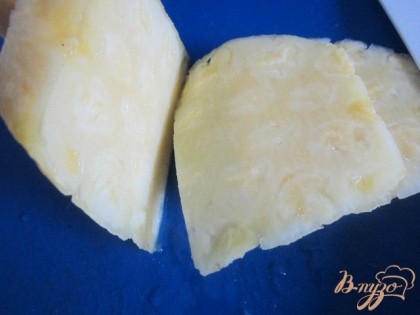 Кусочек ананаса нарезать на пласты , а затем тонкой соломкой.