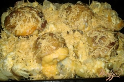 Когда картошка готова, посыпаем сверху тертым сыром и ставим еще на 5 мин. в духовку(чтоб расплавился сыр)