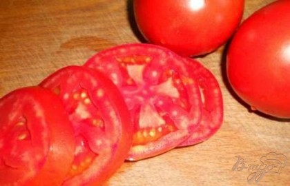 Твердые помидоры нарезать кружками (не тонко!).