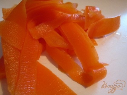 Морковь нарезать на полоски при помощи ножа экономки и сначала немного отварить.В течении 2-3 мин. Иначе ей не хватит времени для полного приготовления и она останется жестковатой.