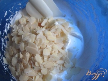 Взбить белки  с сахаром до получения крепкой массы, добавить орехи.