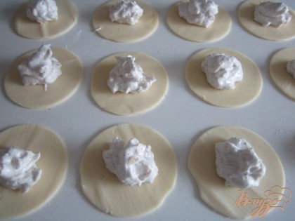 Из теста вырезать кружки при помощи формочки для печенья.Выложить начинку.
