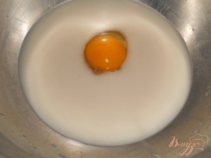 Дрожжи развести в воде и добавить яйцо.