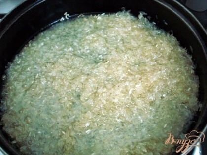 На сковороду наливаем оливковое масло, прогреваем его и высыпаем рис.Подогреваем в течении 2-3 минут.