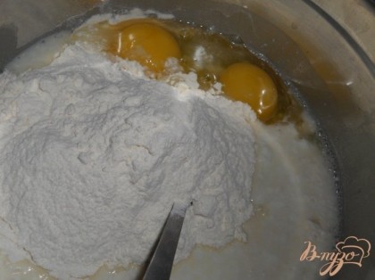 Затем добавить яйца, сахар, соль - перемешать, всыпать остальную муку, перемешать и выпекать на сковороде, можно без масла на небольшом огне.