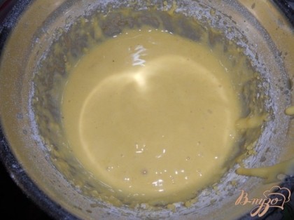   Яйца взбить с остальным сахаром, взбивать до загустения яичной массы, добавить сок половины апельсина, перемешать, добавить муку, просееную через сито, и разрыхлитель, перемешать.