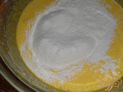 Яйца разделить на белки и желтки, желтки взбить с 60 г сахара до загустения массы, всыпать мукуи разрыхлитель, и хорошо перемешать.