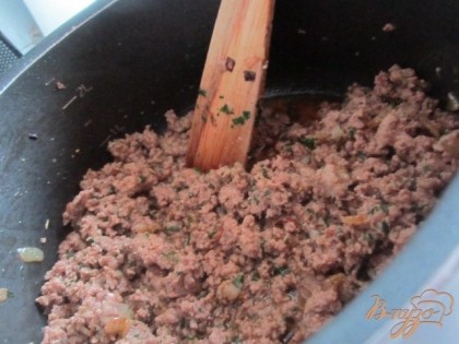 В кастрюльке на оливковом масле поджарить репчатый лук, нарезанный мелко.Добавить фарш, размешать и приправить по вкусу.В самом конце положить кинзу.Потушить минут 5.
