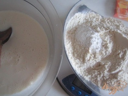 В теплом молоке развести дрожжи, добавить сахар и соль.Затем всыпать муку с разрыхлителем .