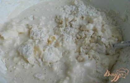 В миске перемешать дрожжи, соль и сахар. Добавить молоко (теплое) и поставить на 25-30 минут в теплое место. В эту смесь добавить размягчённый маргарин и постепенно добавить просеянную муку.