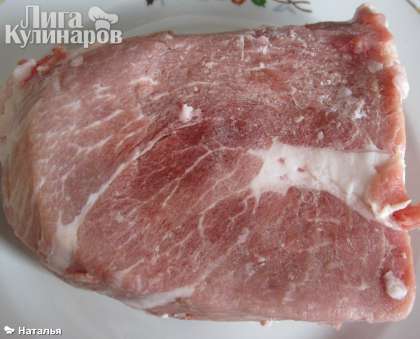 Берем  мясо свинины, очищаем от лишнего жира